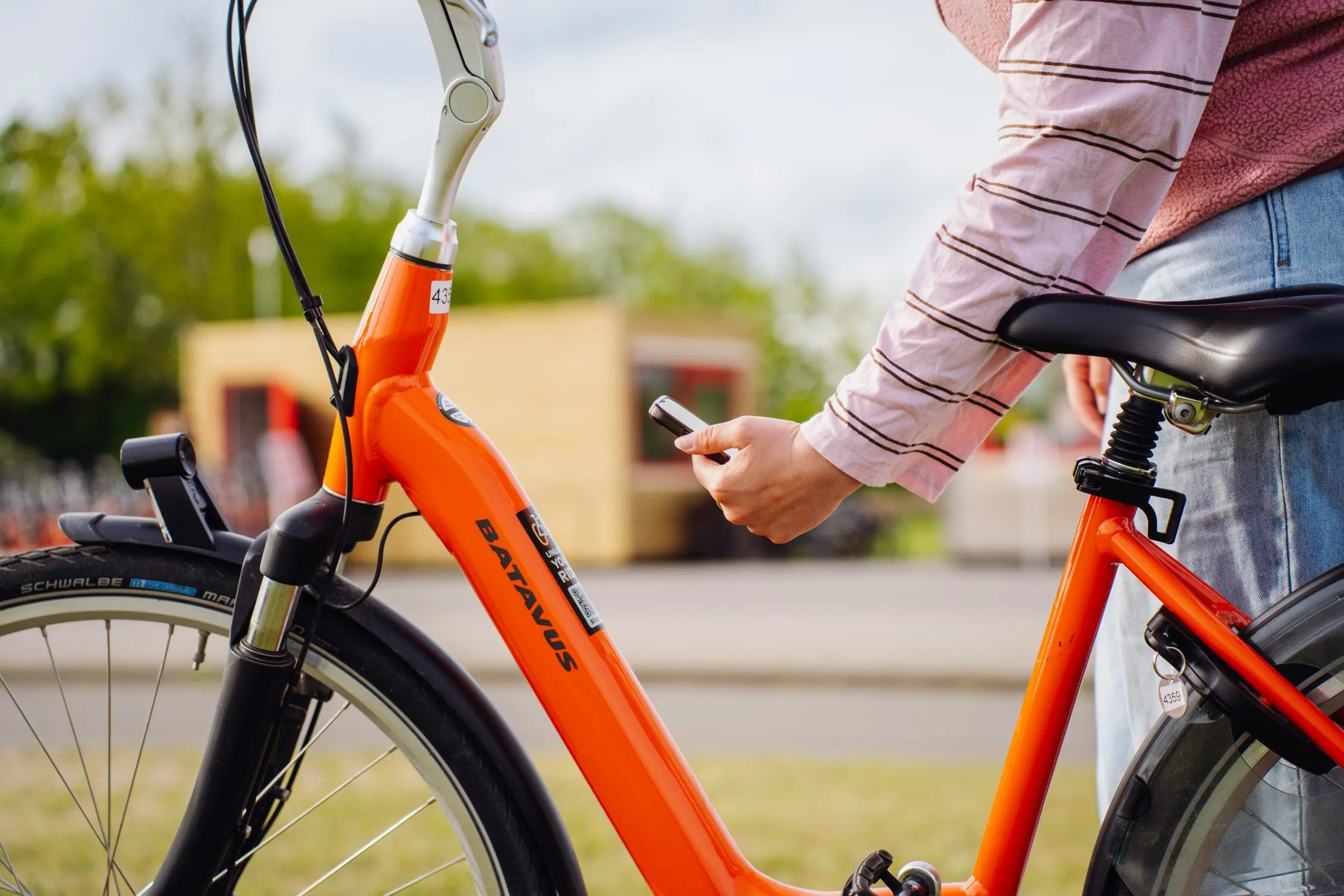 Rij deelfietsen klaar voor verhuur op een evenement