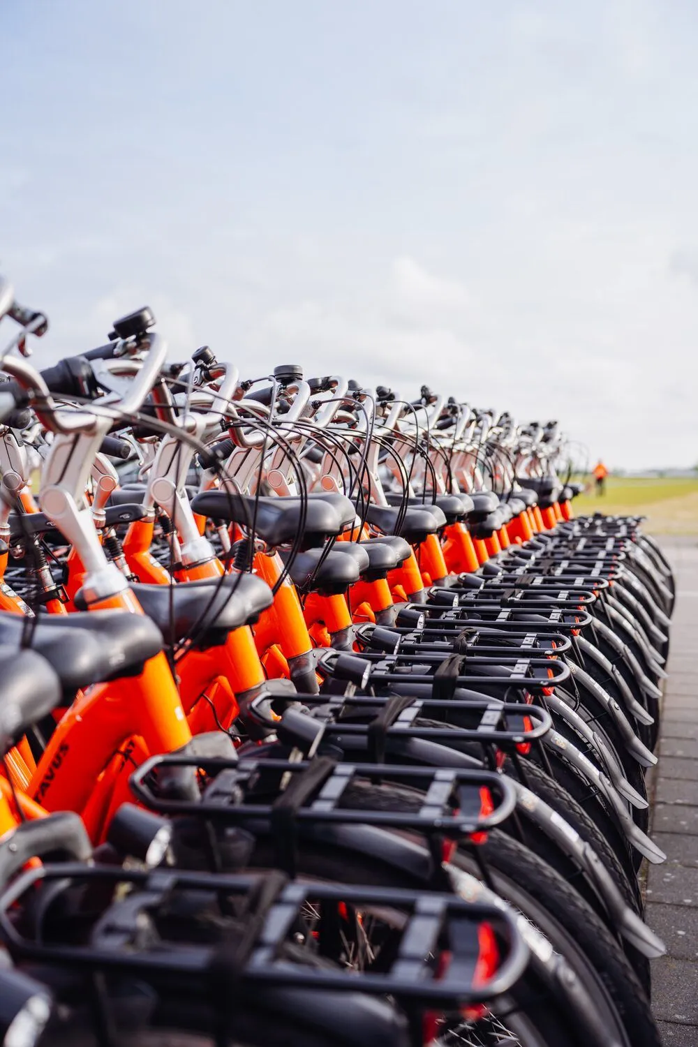 Rij oranje fietsen klaar voor de organisatie van een festival