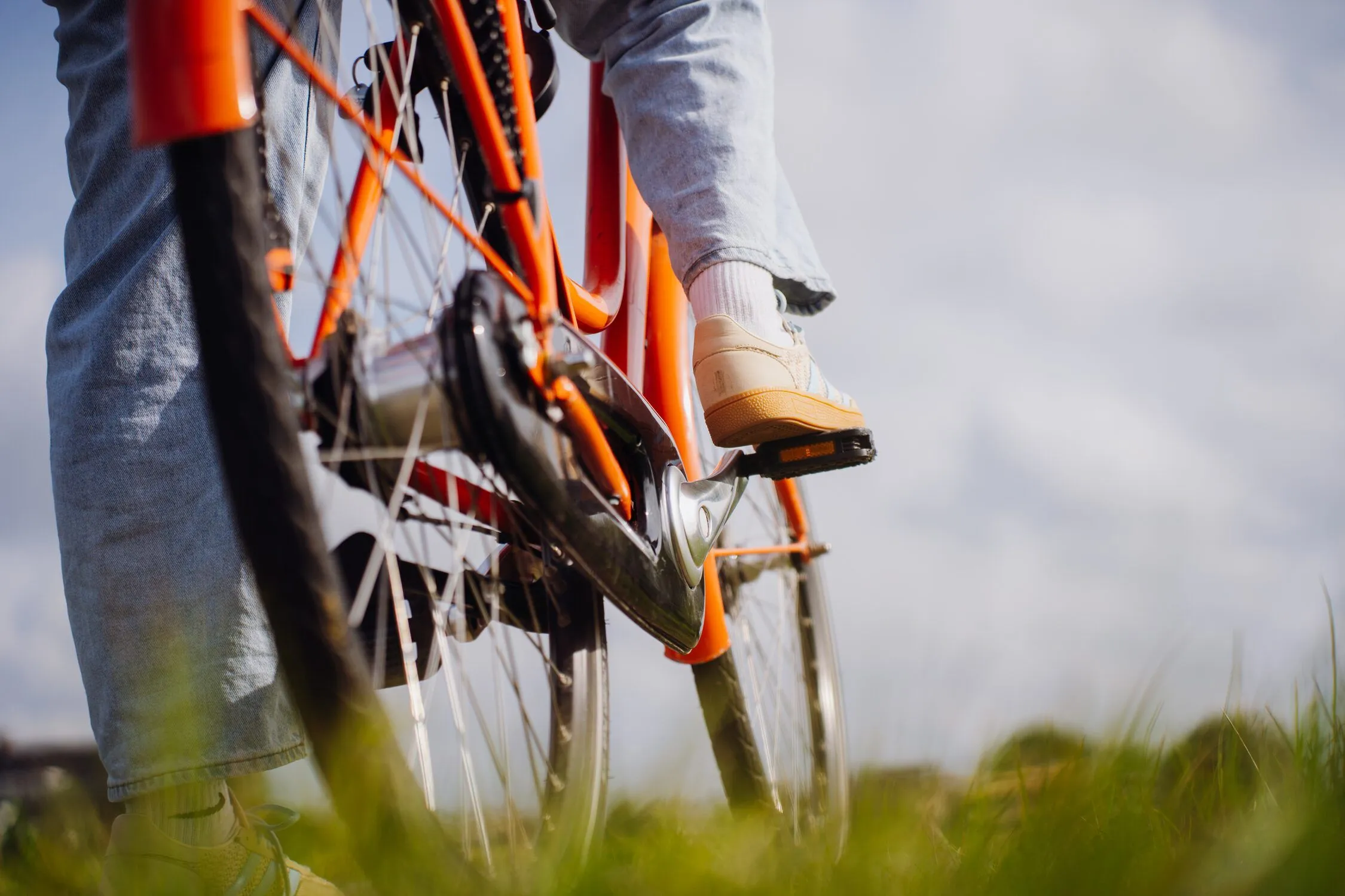 Deelfietsen geparkeerd in een stedelijke omgeving