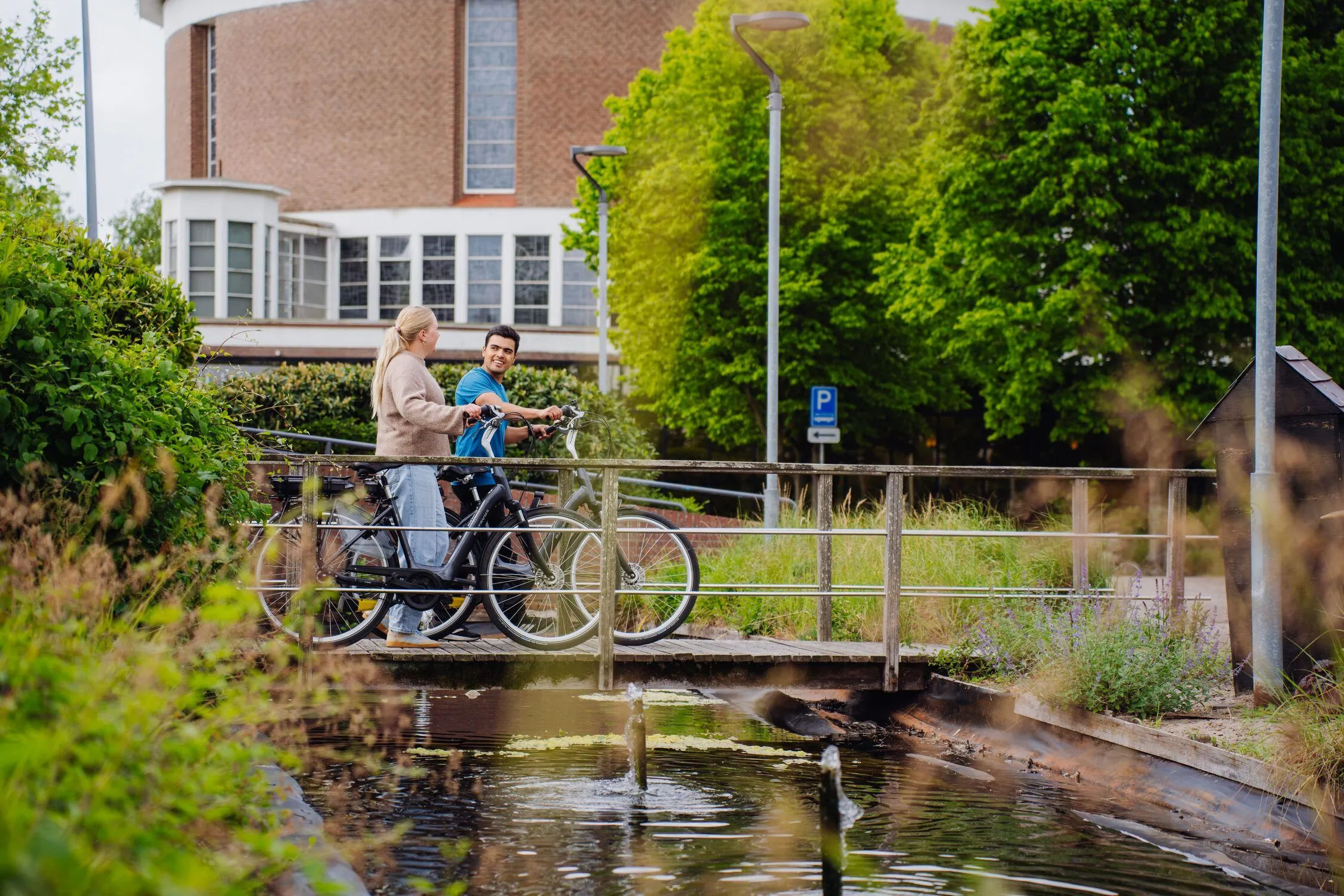 Studenten onderweg op deelfietsen