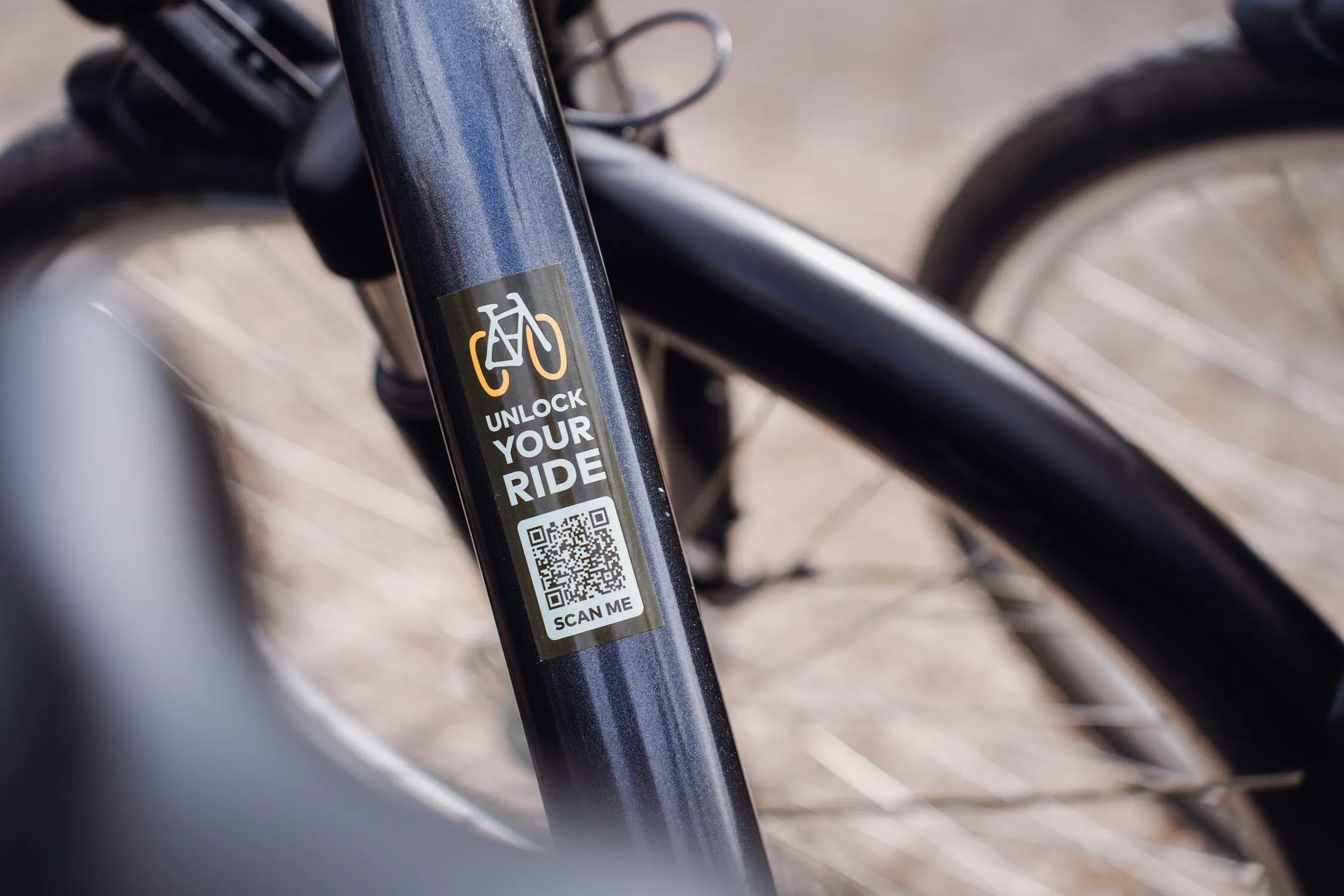 Medewerker op weg naar het werk op een deelfiets