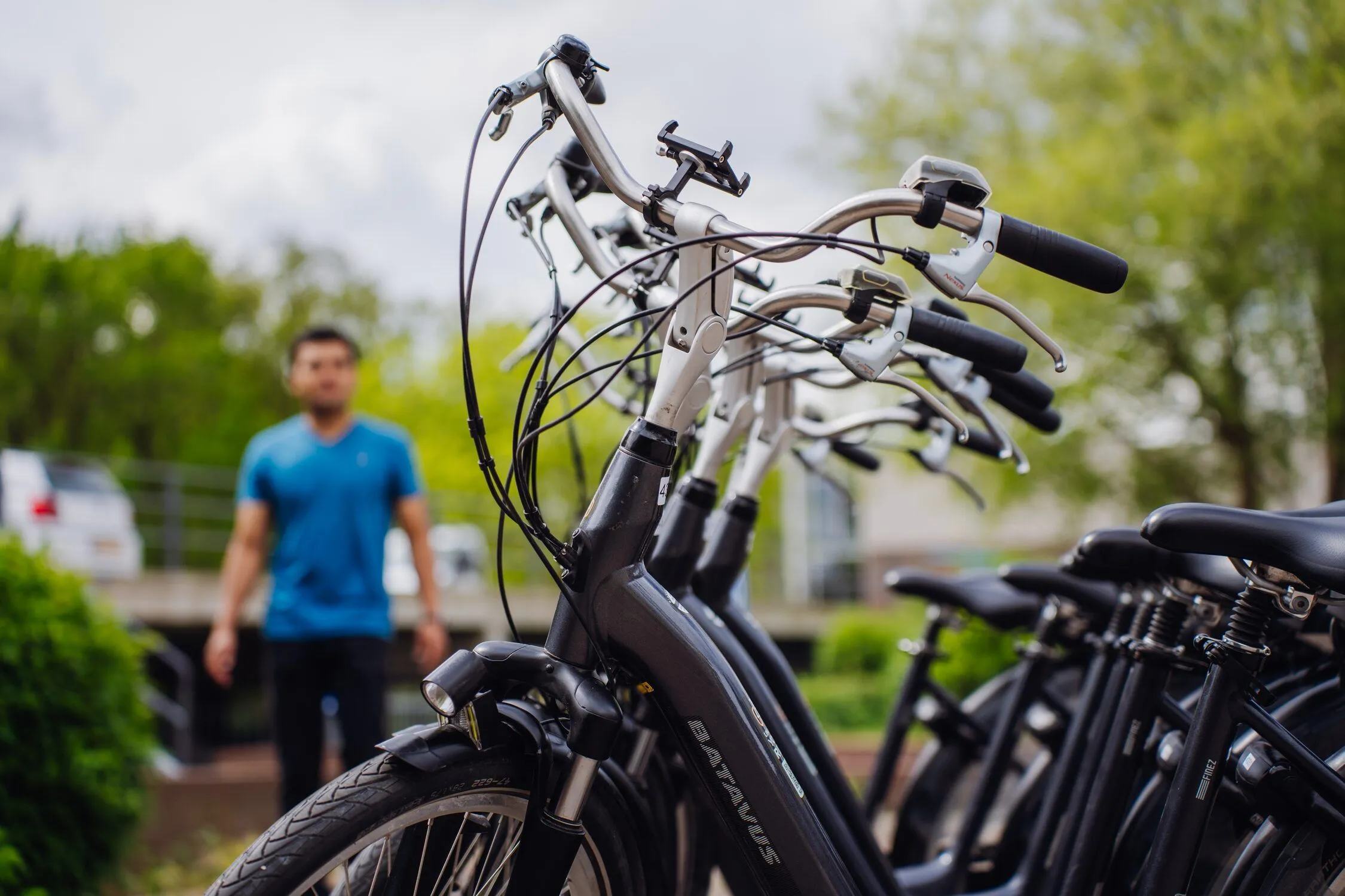 Medewerkers op deelfietsen onderweg vanaf een kantoor in Amsterdam