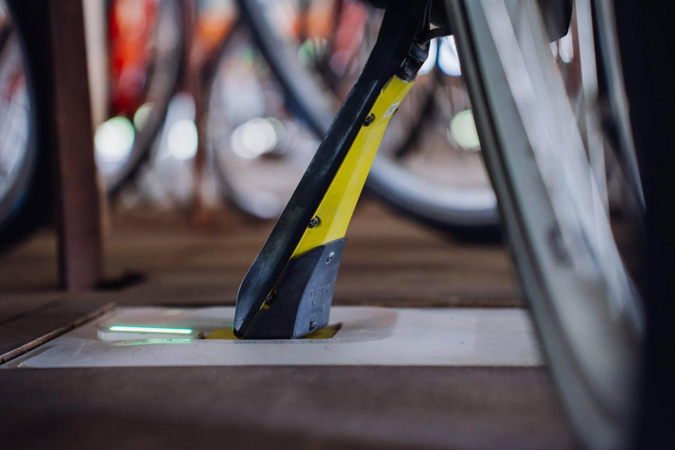 Deelfietsen geparkeerd bij een self-service fietspunt
